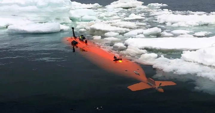 DRON SUBMARINO DESCUBRE MISTERIOSA ESTRUCTURA A 400 METROS BAJO EL HIELO DE LA ANTÁRTIDA