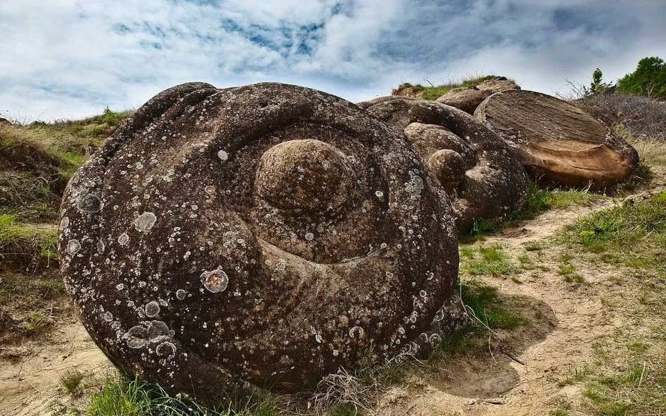 Las Enigmáticas Piedras Vivientes de Rumania: Un Misterio Natural que Desafía la Explicación