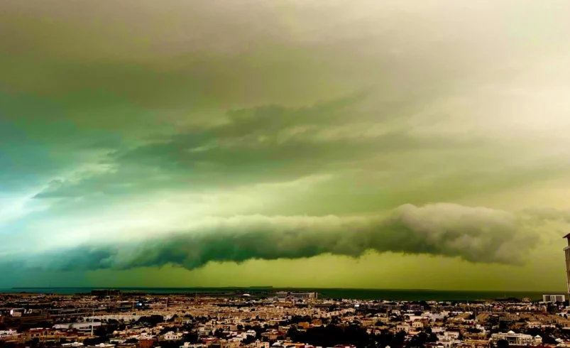 ¿SEÑAL DE APOCALIPSIS? CIELO VERDE EN DUBAI