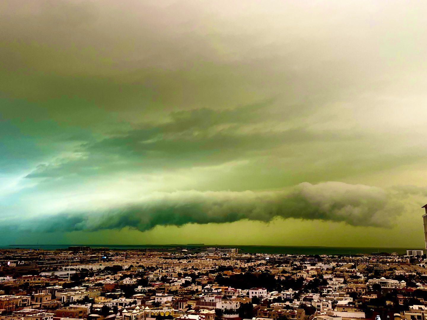 ¿SEÑAL DE APOCALIPSIS? CIELO VERDE EN DUBAI